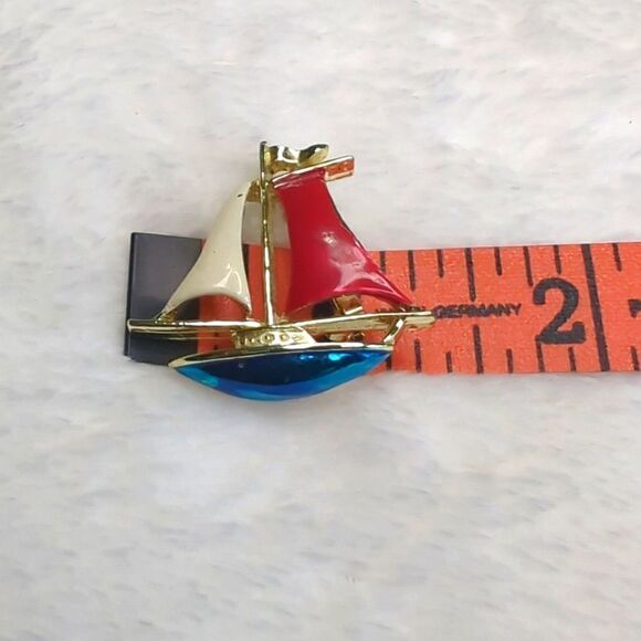 Vintage Gerry's 1980's Goldtone and Enamel Sailboat Scatter Pins/Brooches - Picture 9 of 11